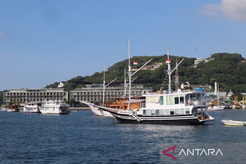 Kapal wisata berlabuh di perairan Labuan Bajo, Kabupaten Manggarai Barat, NTT. (ANTARA/Gecio Viana)