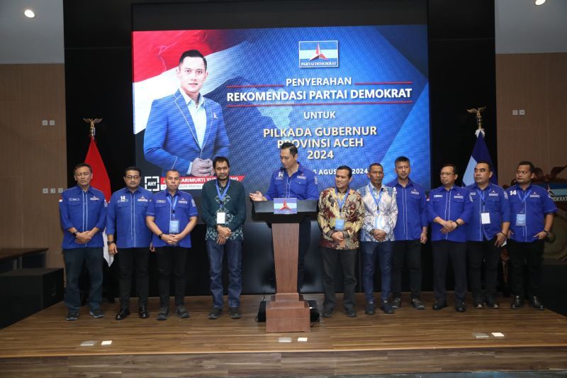 Prosesi penyerahan surat rekomendasi dukungan DPP Partai Demokrat kepada calon Gubernur Aceh Muzakir Manaf alias Mualem, di Jakarta, Senin (26/8/2024). (ANTARA/HO/Humas Demokrat)