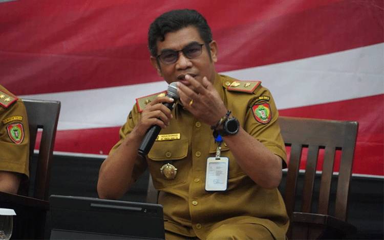 Kepala Diskominfosantik Provinsi Kalteng, Agus Siswadi saat paparkan peran walidata dan walidata pendukung dalam penyediaan data statistik sektoral yang berkualitas, Selasa, 27 Agustus 2024. (FOTO:RIZALDI)