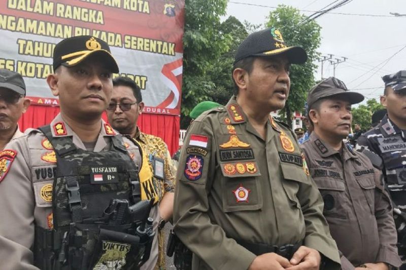 Pj Bupati Kobar Budi Santosa bersama Kapolres dan Forkompinda. (ANTARA/HO-Dokumentasi Pribadi)
