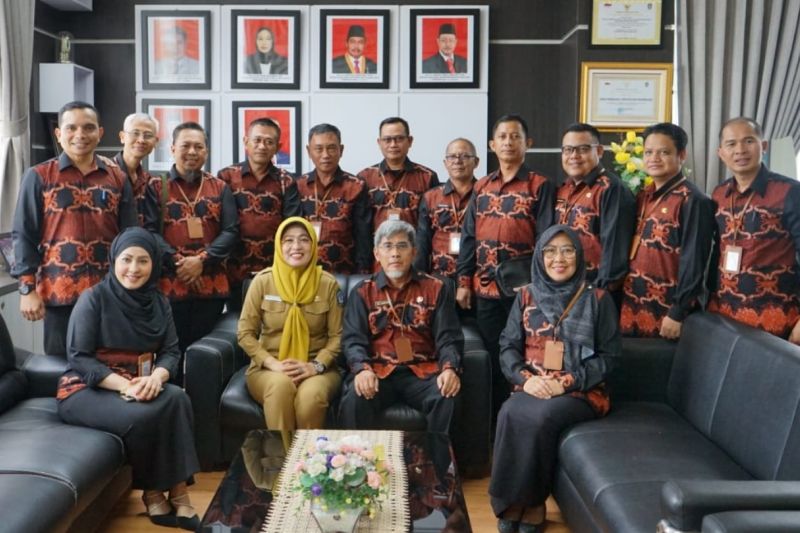 Kepala BPSDM Kaltim (paling kanan) beserta Widyaiswara dan peserta VKN saat mengunjungi Barenlitbang Kepri, Selasa (27/8). ANTARA/HO BPSDM Kaltim