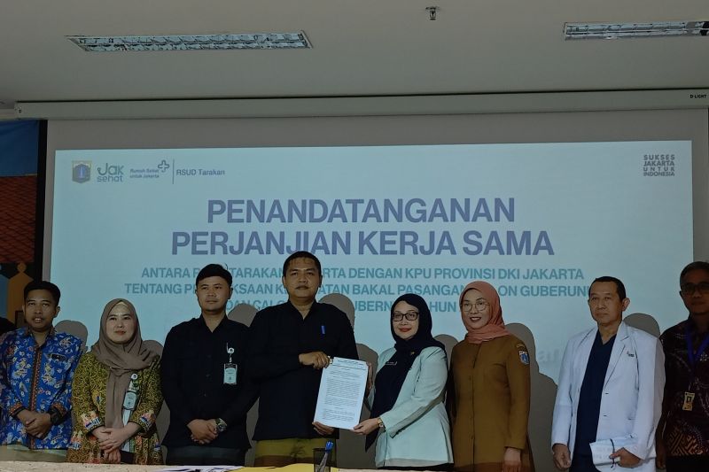 Komisi Pemilihan Umum (KPU) DKI Jakarta dan RSUD Tarakan menandatangani perjanjian kerja sama (MOU) pemeriksaan kesehatan bakal calon gubernur (cagub) dan calon wakil gubernur (cawagub) DKI Jakarta Tahun 2024 di RSUD Tarakan, Jakarta Pusat, Selasa (27/8/2024). (ANTARA/Siti Nurhaliza)