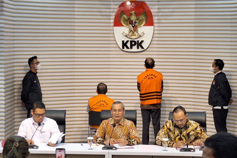 KPK hadirkan dua tersangka dugaan korupsi pembayaran komisi agen dari PT Asuransi Jasa Indonesia (Jasindo) Persero kepada PT Mitra Bina Selaras tahun 2017-2020 di Gedung Merah Putih KPK, jakarta, Selasa (27/8/2024). ANTARA/Fianda Sjofjan Rassat