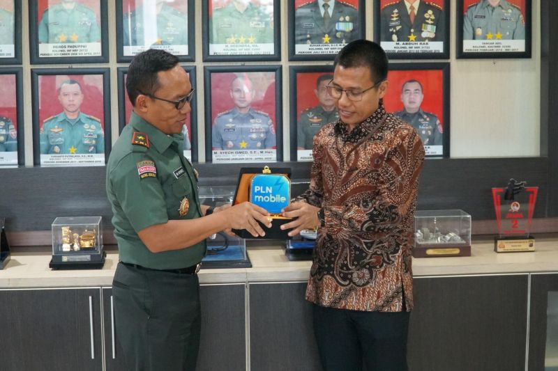 General Manager PT PLN (Persero) UID Kalselteng Ahmad Syauki (kanan) memberikan plakat PLN Mobile kepada Danrem 101/Antasari Brigjend TNI Ari Aryanto (kiri) sebagai salah satu bentuk sosialisasi Aplikasi PLN Mobile kepada stakeholder, beberapa waktu lalu. (ANTARA/HO-PLN UID Kalselteng)