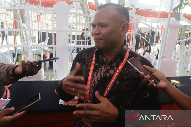 Ketua KPU Kota Kupang Ismael Mannu saat dmenjawab keterangan wartawandi Kupang, Selasa. ANTARA/Kornelis Kaha