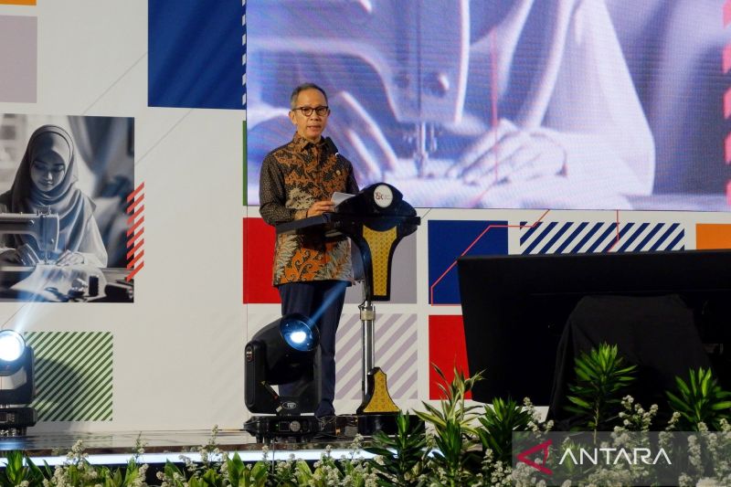 Ketua Dewan Komisioner OJK Mahendra Siregar menyampaikan pemaparannya dalam acara Peluncuran Peta Jalan Pengembangan dan Penguatan Industri Penjaminan Indonesia 2024-2028 di Jakarta, Selasa (27/8/2024). ANTARA/Uyu Septiyati Liman.