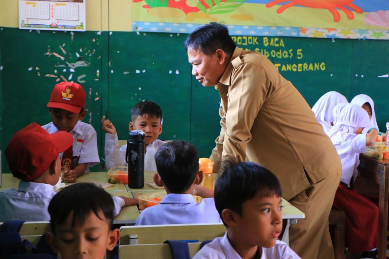 Kepala Dinas Pendidikan Kota Tangerang Jamalludin saat memantau kegiatan pembiasaan makan bergizi gratis di SD Negeri Cibodas 5, Selasa. ANTARA/HO-Pemkot Tangerang.