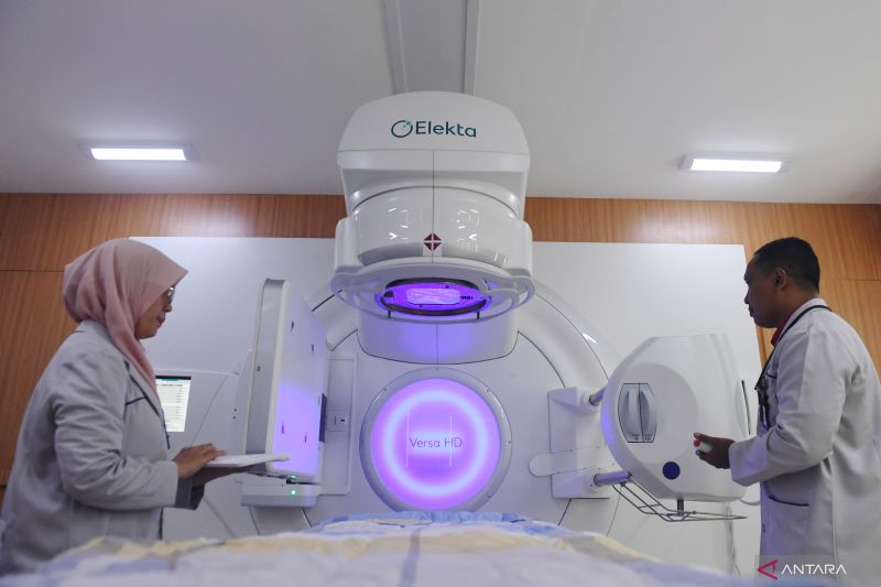 Ilustrasi. Petugas menyiapkan alat Radioterapi Linear Accelerator, (LINAC) Elekta Versa HD di Rumah Sakit Pusat Pertamina (RSPP), Jakarta, Jumat (6/1/2023). . ANTARA FOTO/Hafidz Mubarak A/aww.