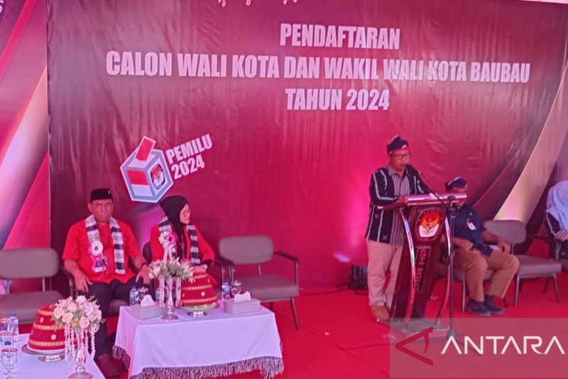 Ketua KPU Kota Baubau La Ode Supardi memberikan sambutan saat menerima pendaftar pasangan calon walikota dan wakil walikota daerah itu, Selasa(27/08/2024). (Antara/Yusran)