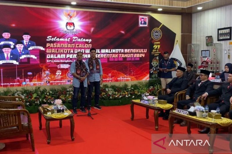 Pasangan calon jalur independen saat tiba di Kantor KPU Kota Bengkulu untuk menyerahkan berkas pendaftaran (27/8/2024). ANTARA/Anggi Mayasari