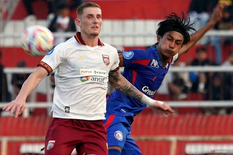 Foto arsip - Pemain Borneo FC Mariano Ezequiel Peralta (kiri) saat pertandingan BRI Liga 1 di Stadion Gelora Soepriadi Kota Blitar, Jawa Timur, Sabtu (17/8/2024). ANTARA FOTO/Irfan Anshori/rwa. (ANTARA FOTO/IRFAN ANSHORI)