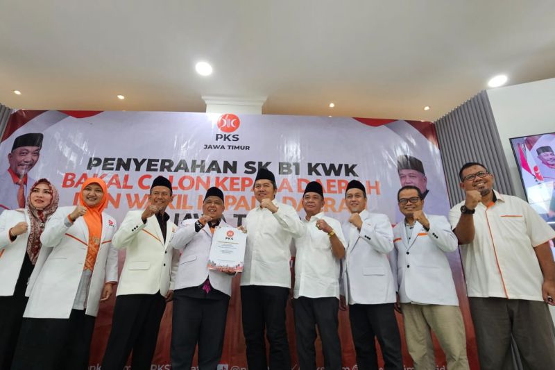 DPW PKS Jatim saat menyerahkan SK B1 KWK untuk cakada yang akan maju dalam Pilkada 2024. (ANTARA/HO-PKS Jatim)