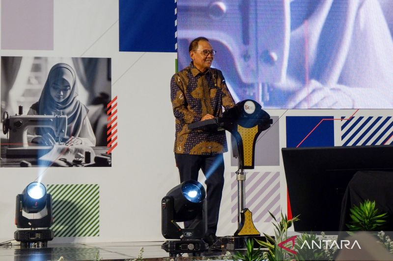 Kepala Eksekutif Pengawas Perasuransian, Penjaminan, dan Dana Pensiun OJK Ogi Prastomiyono menyampaikan paparannya dalam acara Peluncuran Peta Jalan Pengembangan dan Penguatan Industri Penjaminan Indonesia 2024-2028 di Jakarta, Selasa (27/8/2024). ANTARA/Uyu Septiyati Liman.