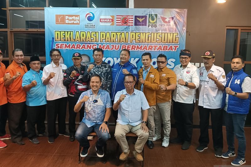 Pasangan bakal calon wali kota dan wakil wali kota Semarang Yoyok Sukawi-Joko Santoso bersama para pimpinan tujuh partai politik nonparlemen, usai deklarasi dukungan, di Semarang, Selasa (28/8/2024). ANTARA/Zuhdiar Laeis.