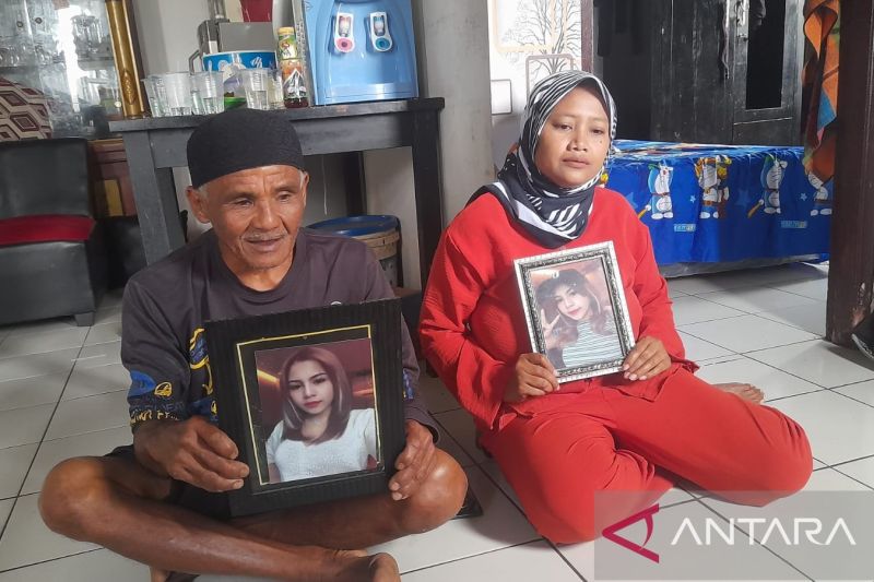 Ayah dan kakak dari Dini Sera Afrianti saat memperlihatkan foto Dini saat masih hidup. Dini warga Kampung Gunungguruh Girang, RT 12/04, Desa Babakan, Kecamatan Cisaat, Kabupaten Sukabumim, Jabar diduga menjadi korban pembunuhan yang dilakukan oleh pacarnya yakni Gregorius Ronald Tannur yang merupakan anak dari anggota DPR RI Fraksi PKB. ANTARA/Aditya Rohman