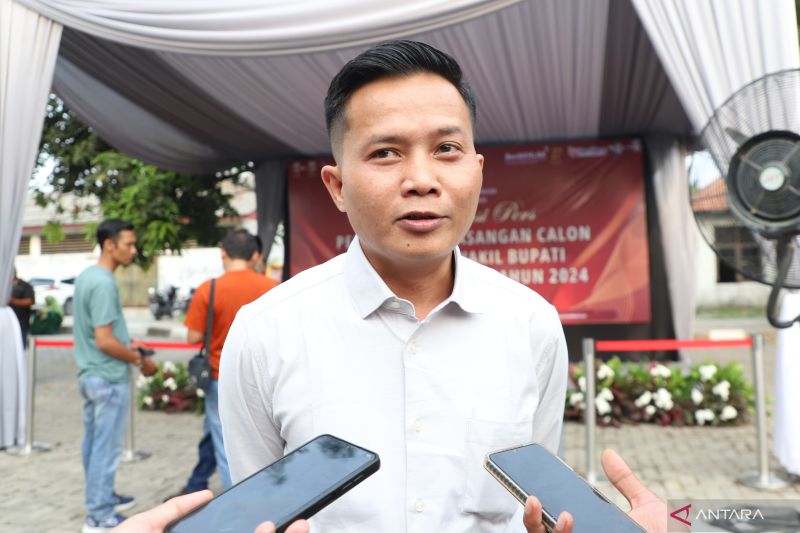 Ketua Bawaslu Kabupaten Bekasi Akbar Khadafi menjawab pertanyaan awak media di Kantor KPU Kabupaten Bekasi, Jalan Raya Rengas Bandung, Desa Karangsambung, Kecamatan Kedungwaringin, Selasa. (ANTARA/Pradita Kurniawan Syah).