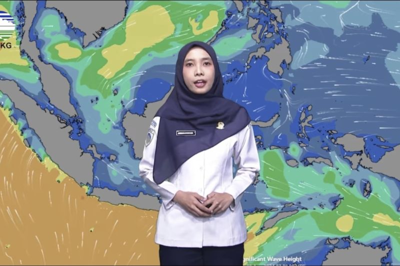 Prakirawan BMKG Sekar Anggraeni saat menyampaikan informasi peringatan dini tinggi gelombang air laut dan potensi banjir rob melalui siaran resmi di akun Instagram BMKG, Rabu (28/8/2024). ANTARA/Andi Firdaus