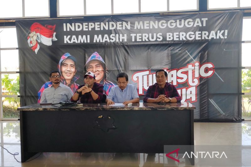 Tuntas Subagyo (dua dari kiri) memberikan keterangan kepada wartawan di Kabupaten Sukoharjo, Jawa Tengah, Selasa (27/8/2024). ANTARA/Aris Wasita