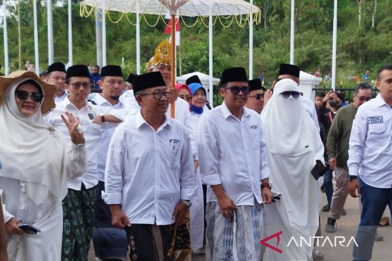 Pasangan calon bupati-wakil bupati Herman Suherman-M Solih menajdi pasangan pertama yang mendaftar ke KPU Cianjur, Jawa Barat, Selasa (27/8/2024).(ANTARA/Ahmad Fikri). (Ahmad Fikri)