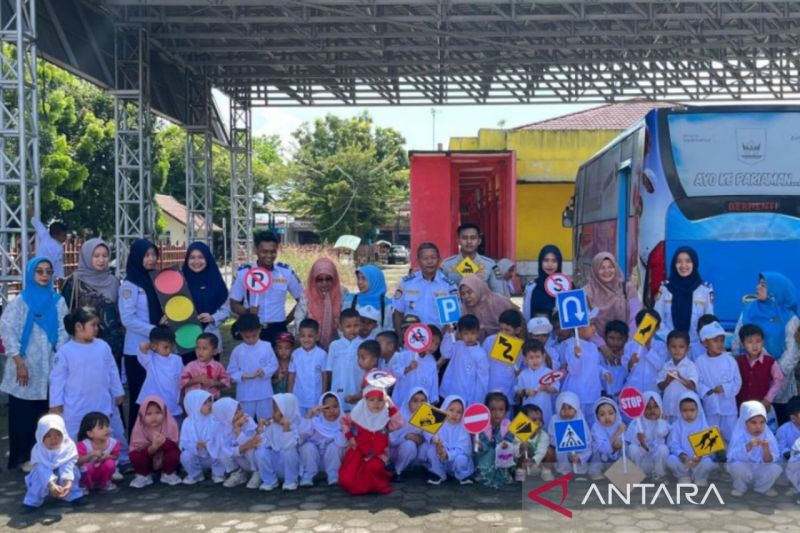 Anak-anak TK/KB Al Abrar Cubadak Air, Kota Pariaman, Sumbar berfoto bersama dengan jajaran Dinas Perhubungan Kota Pariaman dan guru saat pelaksanaan Sadar Lalu Lintas Usia Dini (Salud) di Pariaman, Senin (26/8). Antara/HO-Diskominfo Pariaman
