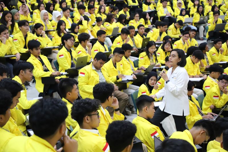 Menteri Keuangan Sri Mulyani Indrawati saat mengisi kuliah di Auditorium Soeria Atmadja, Fakultas Ekonomi dan Bisnis Universitas Indonesia (FEB UI), Depok, Jawa Barat, Senin (26/8/2024). ANTARA/HO-FEB UI