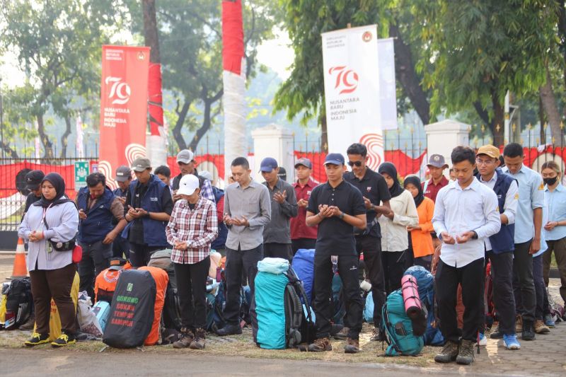 Pelepasan relawan yang akan membersihkan Gunung Prau dan kawasan wisata Dieng dari sampah di Kantor Kemenko PMK, Jakarta. (ANTARA/HO-Kemenko PMK)