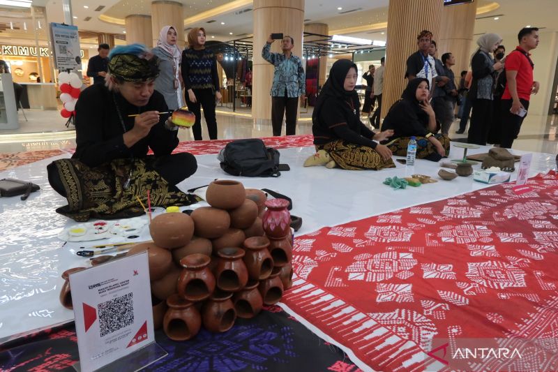 Ilustrasi - Seorang perajin kriya menyematkan hiasan gerabah dalam gelaran Karya Kreatif NTB di Epicetrum Lombok Mall, Kota Mataram, Nusa Tenggara Barat, Sabtu (24/8/2024). (ANTARA/Sugiharto Purnama)
