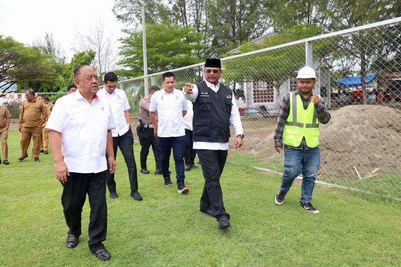 Pj Gubernur Aceh Safrizal ZA, bersama Ketua Umum Koni Pusat, Letjen TNI Purn Marciano Norman, serta pejabat terkait lainnya meninjau Venue PON XXI Aceh-Sumut Cabor Rugby, di Lapangan Rugby Lambung, Banda Aceh, Selasa (27/8/2024) (ANTARA/HO/Humas Pemprov Aceh)