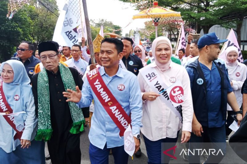 Bakal calon wali kota Banjarmasin M Yamin dan bakal calon wakil wali lota Banjarmasin Ananda berjalan kaki diiringi kesenian Tarian Hadrah saat mendaftar ke KPU Banjarmasin, Rabu (28/8). (ANTARA/Gunawan Wibisono)