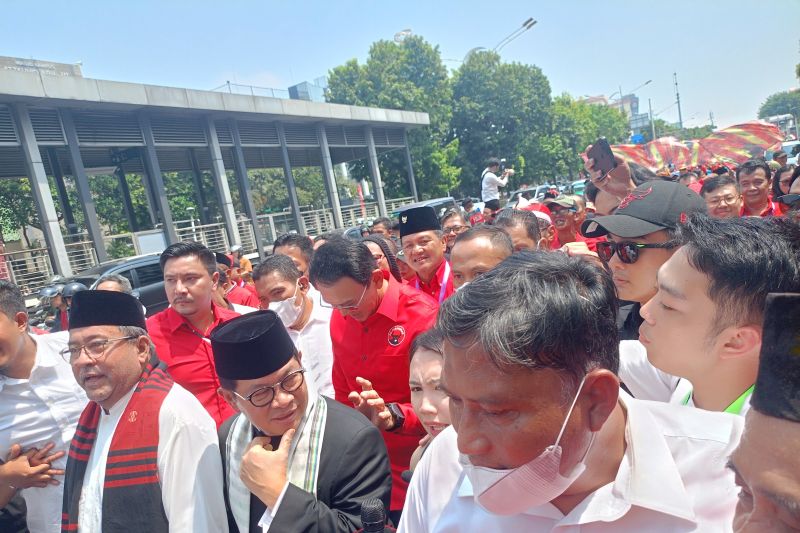 Pasangan bakal Calon Gubernur dan Wakil Gubernur (Cagub-Cawagub) Jakarta Pramono Anung dan Rano Karno tiba di Kantor Komisi Pemilihan Umum (KPU) DKI Jakarta, Jalan Salemba Raya Nomor 15 Paseban, Senen, Jakarta Pusat, Rabu (28/8/2024). (ANTARA/Siti Nurhaliza)