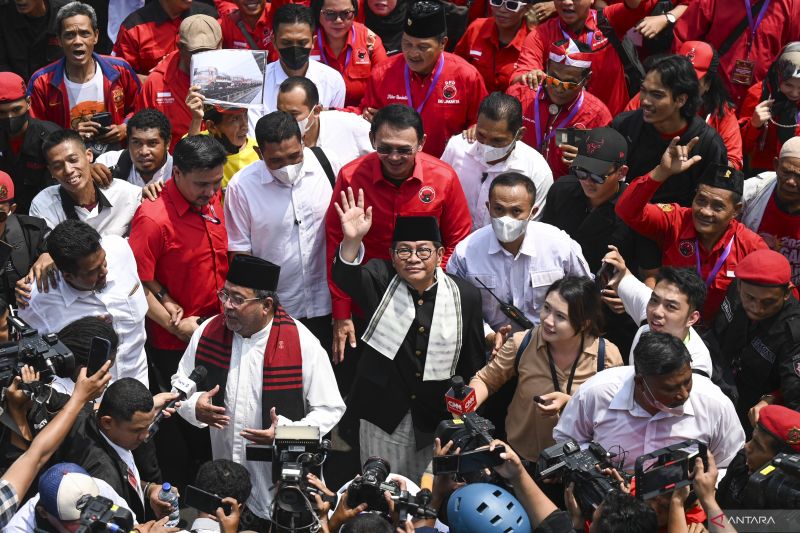 Bakal Pasangan Calon Gubernur dan Wakil Gubernur DKI Jakarta Pramono Anung (tengah) dan Rano Karno (kiri depan) menyapa warga dan pendukung saat berjalan menuju Kantor KPU Provinsi DKI Jakarta, Rabu (28/8/2024). Pasangan Pramono Anung-Rano Karno mendaftarkan diri sebagai peserta Pilgub DKI Jakarta 2024 dengan dukungan Partai Demokrasi Indonesia (PDI) Perjuangan. ANTARA FOTO/Muhammad Ramdan/tom.