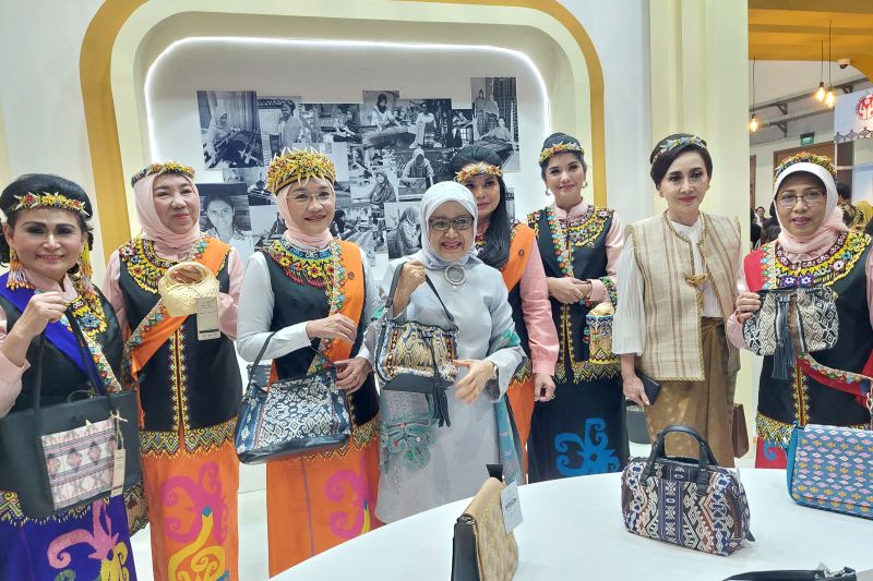 Istri Wakil Presiden Maruf Amin sekaligus Ketua Umum Dewan Kerajinan Nasional (DEKRANAS) Wury Maruf Amin (ketiga kiri) usai meresmikan pameran Kriyanusa 2024 yang digelar di Jakarta, Rabu (28/8/2024). (ANTARA/Adimas Raditya)