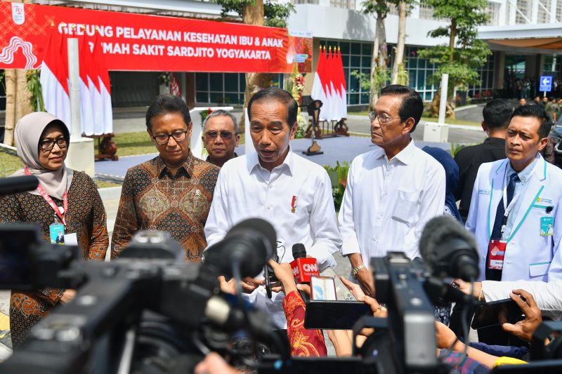 Presiden Joko Widodo memberi keterangan pers usai meresmikan Gedung Pelayanan Kesehatan Ibu dan Anak RS Sardjito Yogyakarta di Kabupaten Sleman, DIY, Rabu (28/8/2024). ANTARA/HO-Vico-Biro Pers Sekretariat Presiden