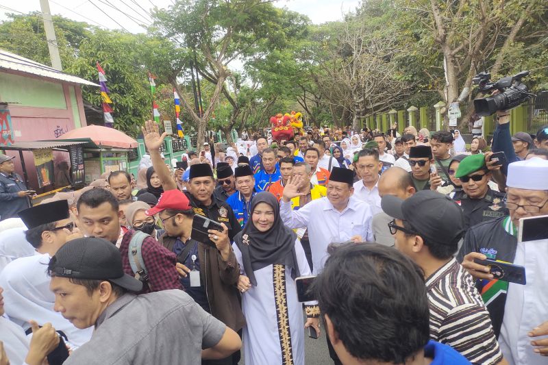Pasangan bakal calon wali kota dan wakil wali kota Bandarlampung Eva Dwiana-Deddy Amarullah saat mendaftar ke KPU Bandarlampung dikawal oleh partai politik pengusung, di Bandarlampung, Rabu, (28/8/2024). (ANTARA/Dian Hadiyatna)