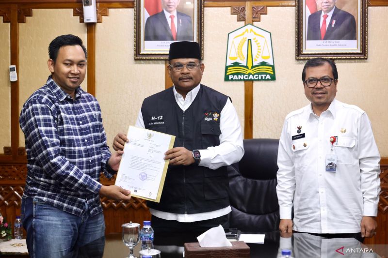 Pj Gubernur Aceh Safrizal ZA bersama perwakilan kontraktor pembangunan Stadion Harapan Bangsa menunjukkan klarifikasi terkait kehadiran Mbak Rara sebagai pawang hujan di Stadion Harapan Bangsa (SHB), di Banda Aceh, Rabu (8/8/2024). ANTARA/HO/Humas Pemprov Aceh