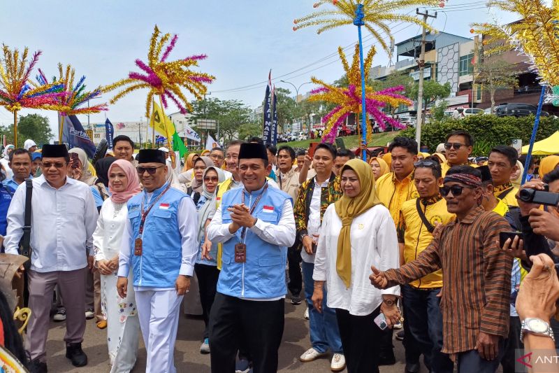 Pasangan Calon Gubernur dan Wakil Gubernur Kepri, Ansar Ahmad dan Nyanyang Haris Pratamura mendaftar pilkada 2024 di kantor KPU, Tanjungpinang, Rabu (28/8/2024). (ANTARA/Ogen)