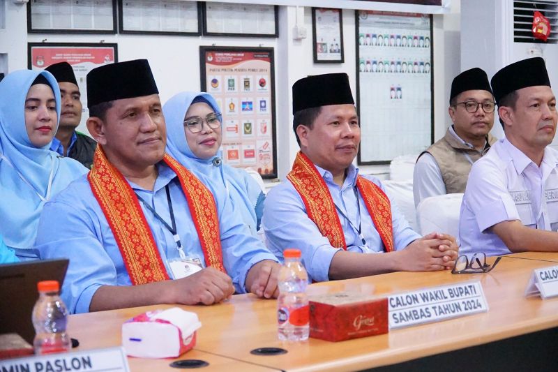 Bakal Calon Bupati Sambas dan Wakil Bupati Sambas, Satono - Heroaldi Djuhardi Alwi saat melakukan pendaftaran di KPU Sambas, Selasa (27/8/2024). (ANTARA/Imbran)
