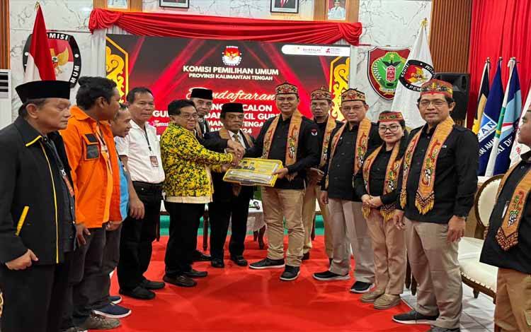 Ketua DPD Partai Golkar, Ruslan saat menyerahkan berkas pasangan bakal calon kepala daerah Abdul Razak-Sri Suwanto (ASRI) ke Ketua KPU Kalteng, Sastriadi, Rabu, 28 Agustus 2024. (FOTO: IST)