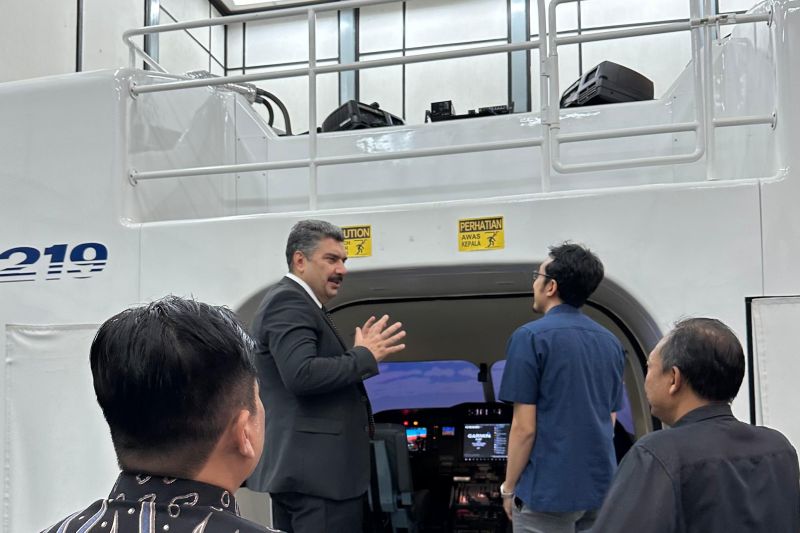 CEO perusahaan Turki, Havelsan, Mehmet Akif Nacar, meninjau fasilitas N219 Engineering Full Flight Simulator di Kompleks PTDI Bandung, Selasa (27/8/2024). (ANTARA/HO PT Dirgantara Indonesia)