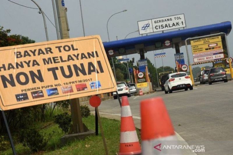 Arsip foto - Sejumlah pengendara melakukan transaksi nontunai menggunakan uang elektronik di gerbang Tol Cisalak I, Tol Cijago, Depok, Jawa Barat. ANTARA FOTO/Indrianto Eko Suwarso/foc/aa.