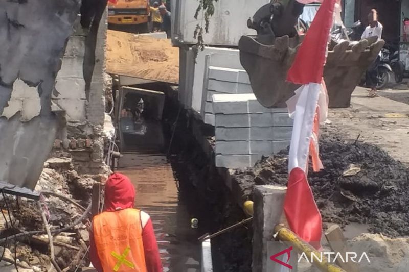 Suku Dinas Sumber Daya Air (Sudin SDA) Jakarta Barat merehabilitasi saluran air sepanjang 350 meter di Jalan Dharma Wanita I, RT 11/01, Kelurahan Rawa Buaya, Kecamatan Cengkareng, Rabu (28/8/2024). ANTARA/Risky Syukur