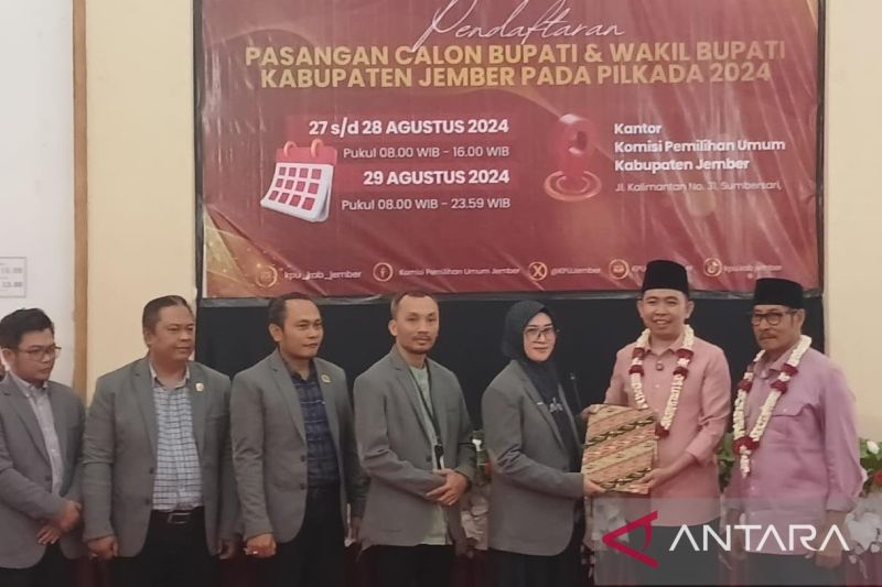 Pasangan Fawait-Djoko (kanan) menyerahkan berkas pendaftaran ke Ketua KPU Jember Dessi Anggraeni didampingi anggotanya di Kantor KPU setempat, Rabu (28/8/2024). (ANTARA/Zumrotun Solichah)