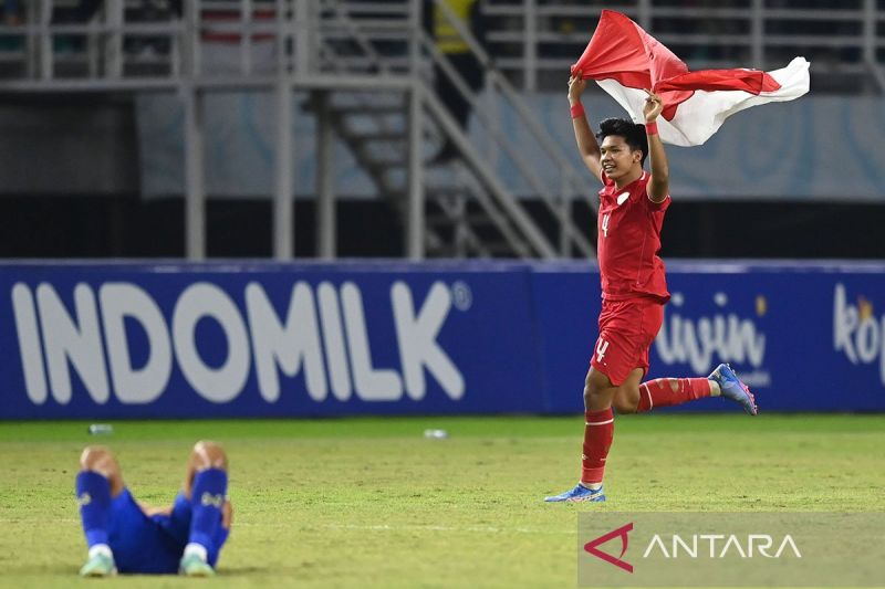 Pesepak bola Timnas Indonesia Kadek Arel Priyatna usai mengalahkan Timnas Thailand dalam final Piala ASEAN U-19 Boys Championship atau AFF U-19 di Stadion Gelora Bung Tomo, Surabaya, Jawa Timur, Senin (29/7/2024). Indonesia menang dengan skor 1-0 dan menjadi juara Piala AFF U-19. ANTARA FOTO/Sigid Kurniawan/Spt.