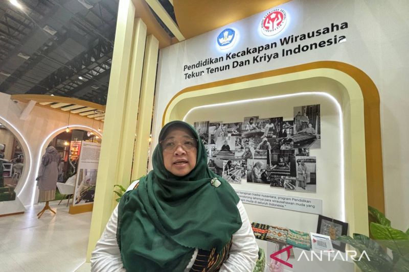 Direktur Kursus dan Pelatihan, Ditjen Pendidikan Vokasi Kementerian Pendidikan, Kebudayaan, Riset dan Teknologi (Kemendikbudristek) Nahdiana saat ditemui dalam Pameran Kriyanusa 2024 yang digelar di Jakarta, Rabu (28/8/2024). ANTARA/Sinta Ambar