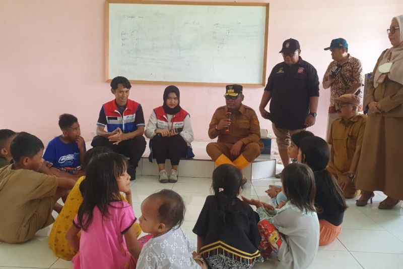 PJ Gubernur Maluku Utara Samsuddin Abdul Kadir menggelar pendampingan trauma healing kepada anak-anak pengungsi korban bencana banjir bandang Kelurahan Rua, Kota Ternate di Posko SMK 4 Pelayaran, Rabu (28/8/2024). ANTARA/Abdul Fatah