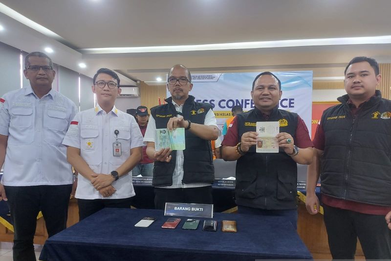 Kepala Divisi Keimigrasian Kemenkumham Banten Dadan Gunawan (ketiga kanan) dan Kasie Inteldakim Kantor Imigrasi Kelas I Khusus Non TPI Tangerang Eko Yudis P. Rajagukguk (kedua kanan) menunjukan bukti dokumen WNA yang ditindak, dalam acara konferensi pers di Kantor Imigrasi Kelas I Khusus Non TPI Tangerang, Banten, Rabu (28/8/2024). ANTARA/Irfan
