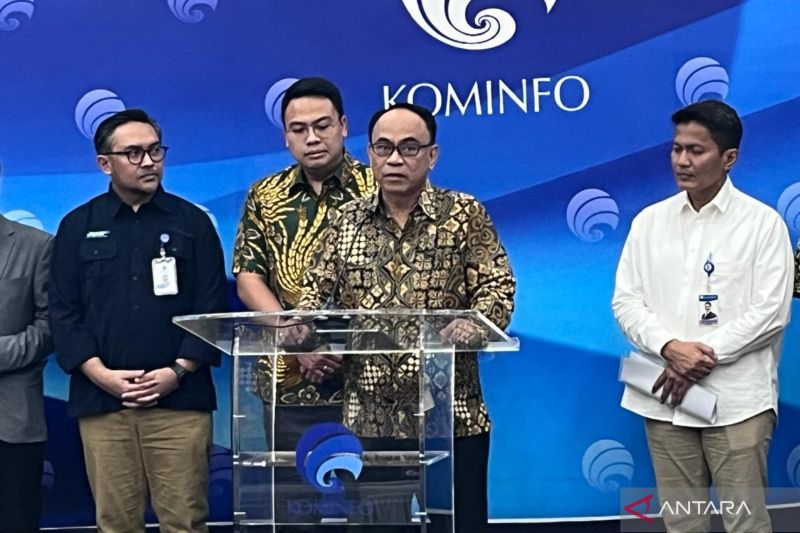 Menteri Komunikasi dan Informatika Budi Arie Setiadi (tiga kiri) dalam jumpa pers pengumuman dua terobosan baru dalam upaya memberantas judi online di Kantor Kementerian Kominfo, Jakarta, Rabu (28/8/2024). (ANTARA/Fathur Rochman)