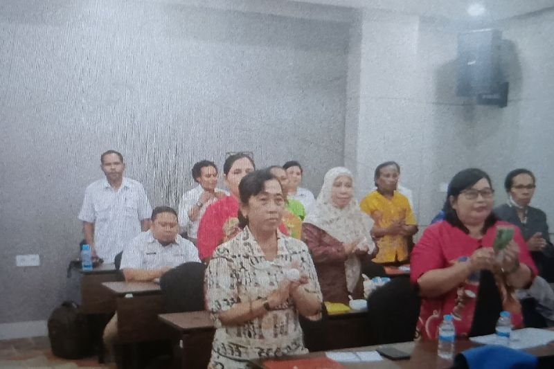 Kepala sekolah dan Guru SMP di Biak saat mengikuti pelatihan pengembangan kurikulum pendidikan Merdeka Belajar.ANTARA/Muhsidin.
