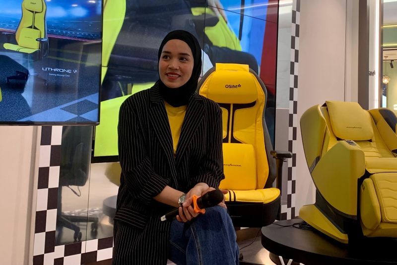 Pembalap wanita Alexandra Asmasoebrata dalam peluncuran uLove 3 dan uThrone di Jakarta pada Rabu (28/8/2024). (ANTARA/Shifa Az Zahra)