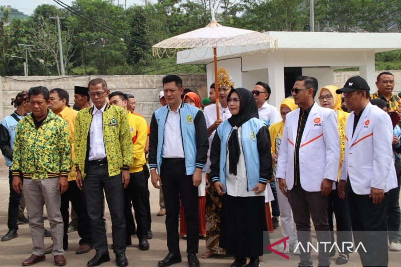 Pasangan Deden Nasihin-Neneng Efa Fatimah didampingi Ketua DPD Partai Golkar Cianjur, Jawa Barat TB Mulyana Syachrudin saat mendaftarkan diri sebagai peserta Pilkada ke KPU Cianjur, Rabu (28/8/2024). ANTARA/Ahmad Fikri